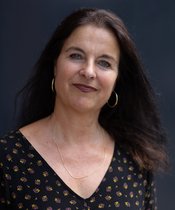 Miriam Dreysse, Professor of Practical Theater Studies Portrait in front of a brick wall